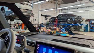 Nur noch Elektroautos in der Werkstatt? Bei großen Markenhändlern, die vor allem auf das Segment 1 setzen, ist diese Entwicklung vorgezeichnet. (Bild: Rosenow – VCG)