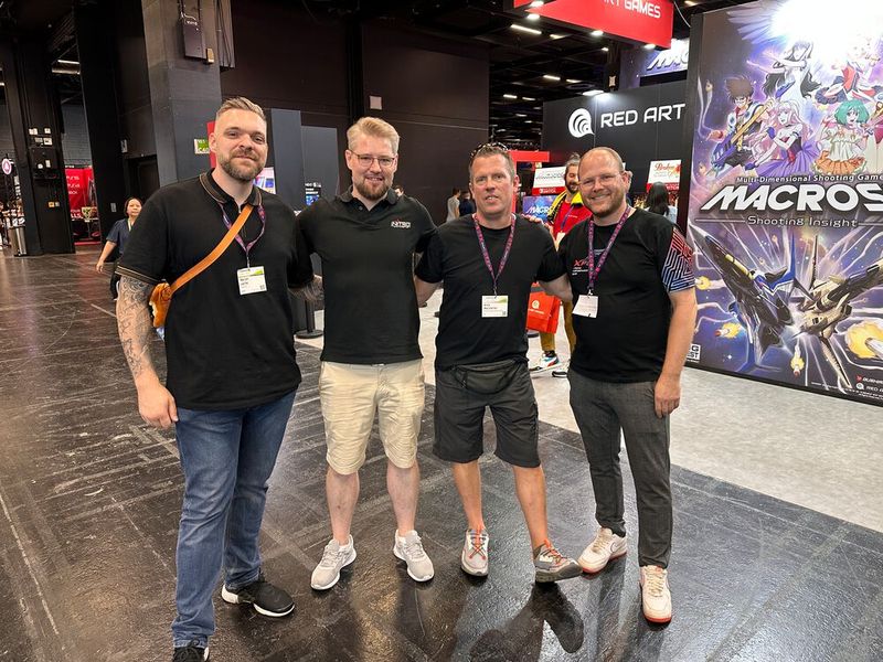Alle Jahre trifft man sich auf der Gamescom, (v. l.) Marcel Lache (AeroCool), Henri Maixner (Caseking), Alex Marsteller (Thermal Grizzly) und Jelle Mulder (Assantory). (Bild: Vogel IT-Medien GmbH)