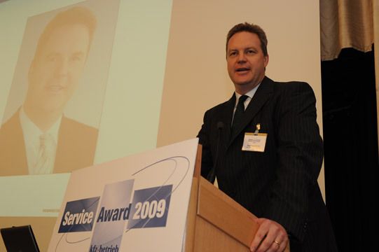 Auch Rolf Hosefelder, Leiter Bosch Partner-Konzepte, hatte allen Grund zum Jubeln: Gleich zwei Bosch-Service-Betriebe landeten auf dem Siegertreppchen in der Kategorie „Freie Betriebe“. (Archiv: Vogel Business Media)