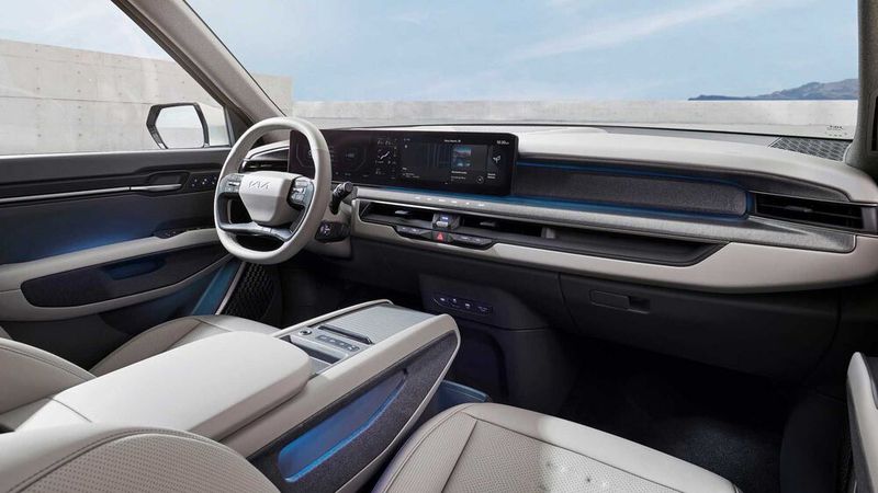 Innen haben bis zu sieben Personen Platz. (Bild: Kia)