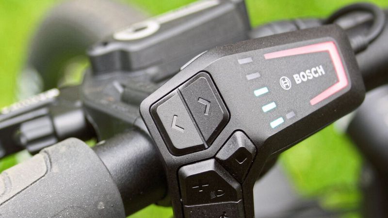 Als Bedieneinheit für den E-Antrieb bietet das Avyon 12 die LED-Remote, die mit ihrer farblich variablen Beleuchtung auch über Fahrmodus und Reichweite informiert. (Bild: SP-X/Mario Hommen)