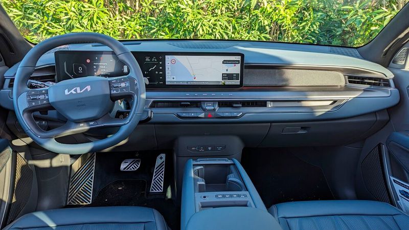 Überhaupt setzt das Cockpit nicht ausschließlich auf Touchbedienung, sondern bietet noch vergleichsweise viele Schalter. Auch das kann Premium sein. (Bild: Rosenow – VCG)