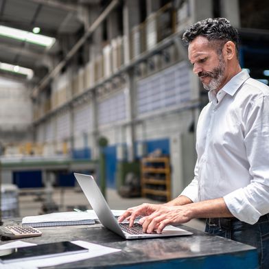 Mandantenreine KI im industriellen Einsatz: So bleiben sensible Daten direkt an der Werkbank geschützt und die digitale Souveränität gewahrt. (Bild: © FG Trade via GettyImages)