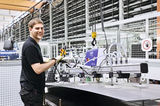 Vakuum-Hebegeräte VacuMaster heben und bewegen schwere und großflächige Werkstücke wie Bleche, Fenster oder Kunststoffplatten.(Bild:  Schmalz)