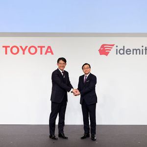 Koji Sato, President and CEO, Toyota Motor Corporation / Shunichi Kito, Representative Director, President and Chief Executive Officer, Idemitsu Kosan Co.,Ltd.(Source:  TOYOTA MOTOR CORPORATION)