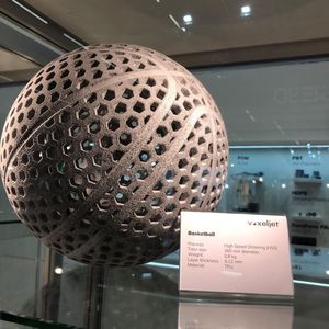 Voxeljet präsentierte 3D-Druck-Lösungen, die mit der HSS-Technologie entstanden sind, wie dieser Basketball. HSS ist ein pulverbasiertes 3D-Druckverfahren, das dem Binder Jetting ähnelt. Es ist bekannt für seine hohen Druckgeschwindigkeiten und die Möglichkeit, große Teile an einem Stück zu produzieren. (Bild:  VCG/Juliana Pfeiffer)