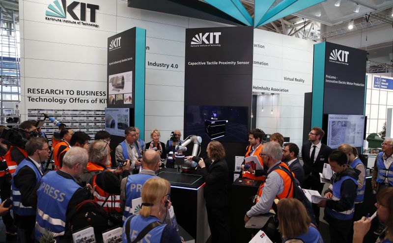 Eröffnungsrundgang auf der Hannover Messe, hier am Stand des KIT. (Bild: Deutsche Messe)