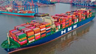 Das ist das südkoreanische Containerschiff „HMM Nuri“. Am vergangenen Samstag steuerte es voll beladen den Hamburger Hafen auf seiner ersten Reise an. Es ist das erste von acht Schiffen dieser Art. (Hasenpusch Photo-Productions)