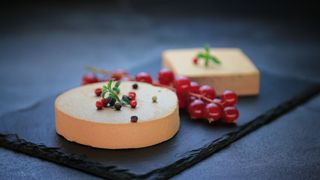 Sie gilt als kulinarische Spezialität: Foie Gras, gemacht aus Gänseleber. Wegen ihres unverwechselbaren Geschmacks und ihrer Textur ist sie in vielen Sterneküchen der Welt zu Hause und bislang kaum zu imitieren. (Bild: guy - stock.adobe.com)