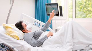 Patient*innen profitieren von den digitalen Anwendungen am Krankenhausbett (© Siemens Healthineers)