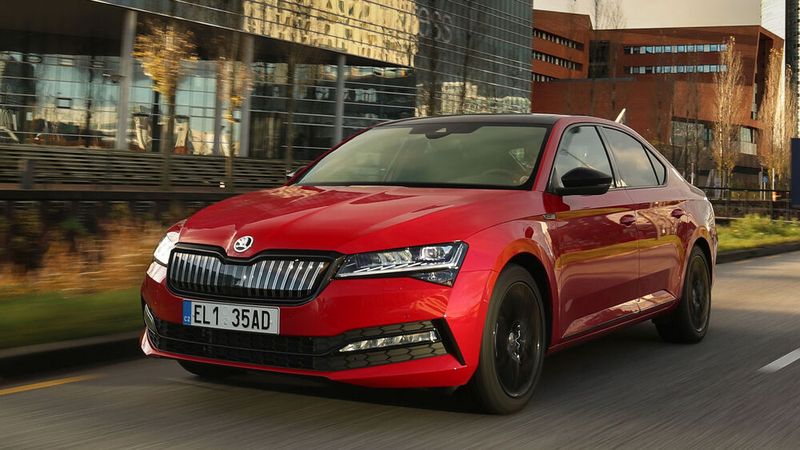 Das Plug-in-Modell Superb iV Sportline wird ab 44.340 Euro angeboten. (Bild: Skoda)
