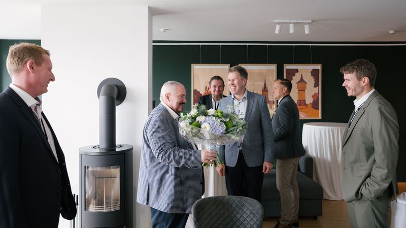 Der Vorsitzende Geschäftsführer von PS Union, Volker Ciesiolka, nahm über den Dächern von Halle, im Restaurant Lözius, von Geschäftspartnern und Kia-Vertretern die Glückwünsche zum Neustart mit der koreanischen Marke und einen Blumenstrauß entgegen. (Bild: BST Creation/PS Union)