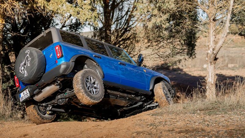 Der Bronco folgt den Tracks mit unerschütterlichem Selbstverständnis. (Bild: Ford)