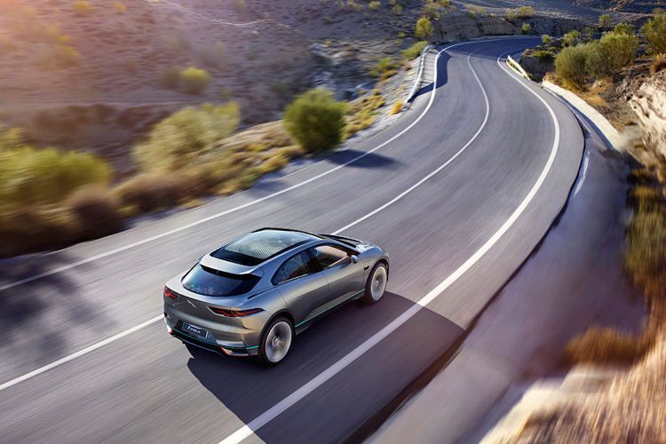 Trotz des massiven Hecks wirkt das SUV mit den großen Rädern und den fließenden Linien wie ein Sportwagen. (Jaguar Land Rover)