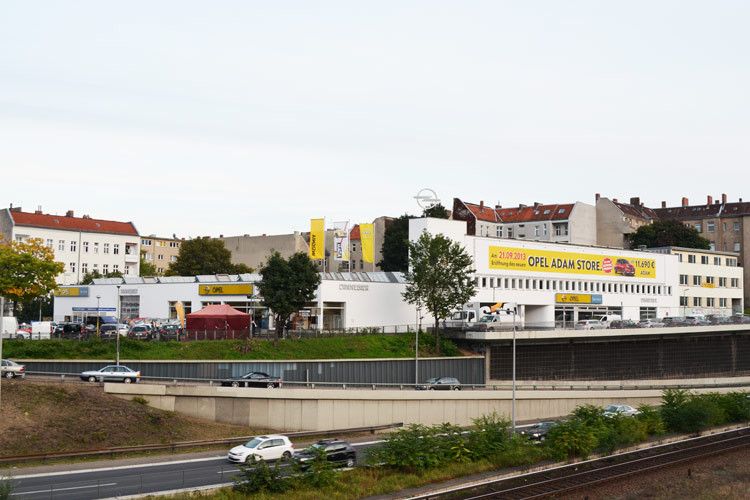 Um das große Werbebanner gibt es derzeit eine gerichtliche Auseinandersetzung mit der Stadt Berlin – angeblich lenke es die Autofahrer auf der davor verlaufenden Stadtautobahn A100 ab. Fakt ist: Die Werbefläche gibt es in dieser Form schon seit 24 Jahren – die ehemalige Autohaus-Besitzerin Heidi Hetzer ließ es sich nicht nehmen, an der exponierten Wand mit kreativen Slogans für Aufmerksamkeit zu sorgen. (Foto: Rehberg)
