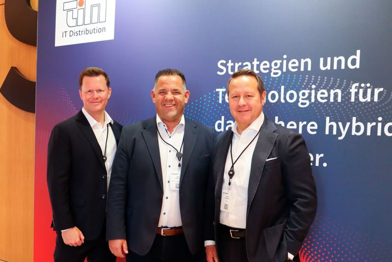 Kleine Herrenrunde – (v.l.) Tim Henneveld (TIM), Ole Behrens (Bechtle Logistik & Service) und Jörg Eilenstein (TIM). (Bild: TIM AG)