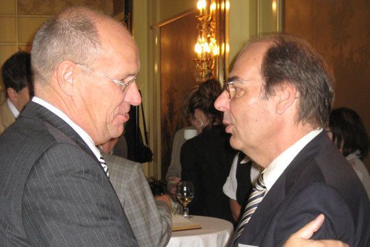 Durch zahlreiche Projekte miteinander verbunden: ZDK-Pressesprecher Helmut Blümer und Ernst Haack, Geschäftsführer Vogel Business Media (v.li.). (Archiv: Vogel Business Media)