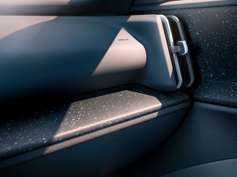 Die Materialwahl im Innenraum ist außergewöhnlich und konsequent auf Nachhaltigkeit ausgerichtet. (Bild: Volvo)