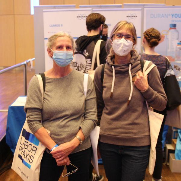 Besucherstimmen der LAB-SUPPLY Münster 2021Sabine Frölich (l.) und Heidrun Kerkhoff (r.) Uni Bochum, Institut für Geographie und Bodenkunde:   Kerkhoff: „Für unsere Forschungsarbeit an der Uni ist es wichtig, dass wir uns informieren, was es auf dem Markt Neues gibt. Wir gucken hier nach kleineren Sachen, die uns im Laboralltag helfen können.  Wir haben für Versuche bisher große Gasflaschen verwendet. Bei einem der Aussteller haben wir hier eine kleine Druckgasflasche gefunden, die nicht unbedingt mit Ketten gesichert werden muss. Das wäre optimal für uns, da haben wir schon ein Auge drauf geworfen.“ Weitere Infos zu den kommenden LAB-SUPPLY-Messen finden Sie auf www.lab-supply.info.    (LABORPRAXIS, C. Lüttmann)