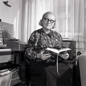 Rózsa Péter begründete die moderne Theorie der rekursiven Funktionen und legte mit ihren bahnbrechenden Arbeiten ab 1932, insbesondere ihrer Präsentation „Rekursive Funktionen“ beim Internationalen Mathematikerkongress in Zürich. Ihr 1976 erschienenes Buch „Rekursive Funktionen in der Komputer-Theorie“ übertrug ihre mathematischen Erkenntnisse direkt auf die Computertheorie und machte sie zu einer Pionierin beim Übergang von der theoretischen Mathematik zur praktischen Informatik(Bild:  Hungarian Academy of Sciences, Library and Information Division, https://creativecommons.org/publicdomain/zero/1.0/deed.en)