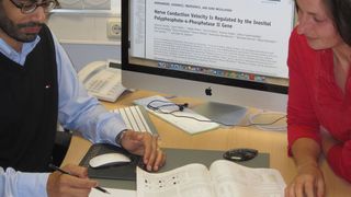 Saleh Ibrahim und Susanne Lemcke diskutieren ihre neuen Forschungsergebnisse. (Bild: Franziska Sophie Schulze, Universität Lübeck)