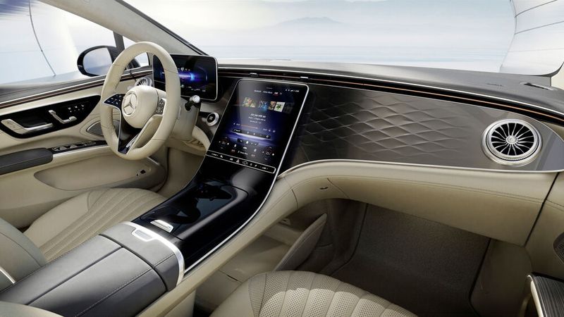 Der Innenraum mit XXL-Bildschirm. Am 15. April enthüllt Daimler den Luxusstromer EQS.(Bild:  Mercedes-Benz)