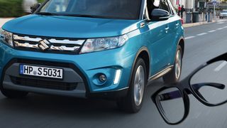 Brillenlos on the Road: Suzuki bietet ab sofort die Autoverglasung in Sehstärke an (Bild: Suzuki)