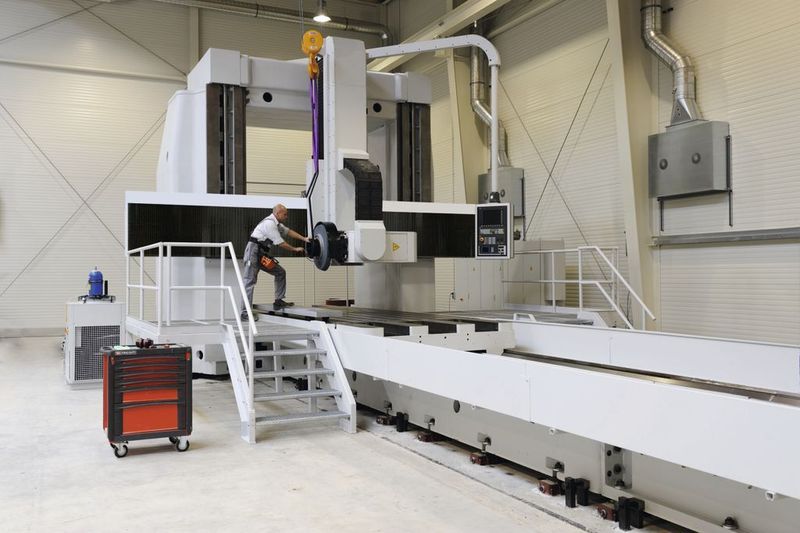 Für das Präzisionsschleifen großer Maschinenkomponenten wurde diese NC-Präzisionsschleifmaschine des Herstellers WMW aufgerüstet. Sie schleift Werkstücke mit bis zu 7 m Länge und 25 t Gewicht bis auf 1 µm genau.  Bild: Epucret (Archiv: Vogel Business Media)
