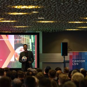 Daniel Kiehl sprach in seiner Keynote darüber, dass erfolgreiche AI-Lösungen nur mit einer modernen und sicheren AI-Infrastruktur möglich sind.(Bild:  Cancom)