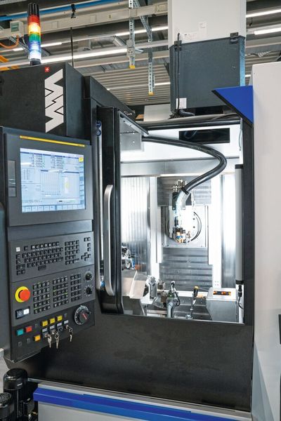 Die neue numerische Steuerung mit 15-Zoll-Touchscreen und integriertem PC sowie die Hochgeschwindigkeits- motorspindel von Willemin-Macodel der neuesten Generation sind zwei neue Merkmale, die den 40er- und 50er-Serien gemeinsam sind. (Willemin-Macodel)