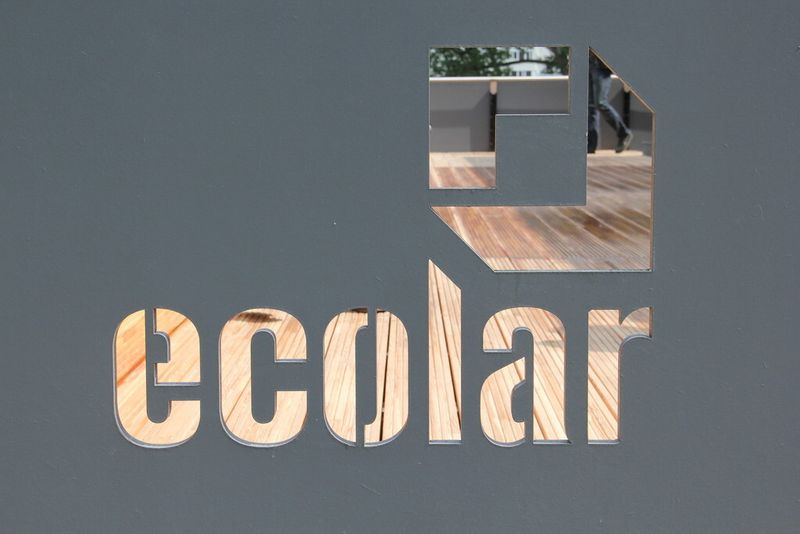 Blick durch das Logo am Gelände des Ecolar-Hauses auf die Terasse. (Bild: Schäfer)