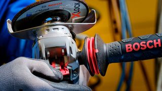 Ein simpler Daumendruck auf den stahlverstärkten Lösehebel genügt, um die eingespannte Schruppscheibe zu lösen. (Bosch)
