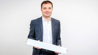Nemanja Mikać mit der LFP-Batteriezelle: „Nach der Entwicklung und Erprobung von mehr als 500 Labor-Musterzellen haben wir die endgültige Zellchemie und das Design entwickelt und sind zu einem internationalen Team mit fast 50 Mitarbeitern herangewachsen.“  (Bild: ElevenEs)