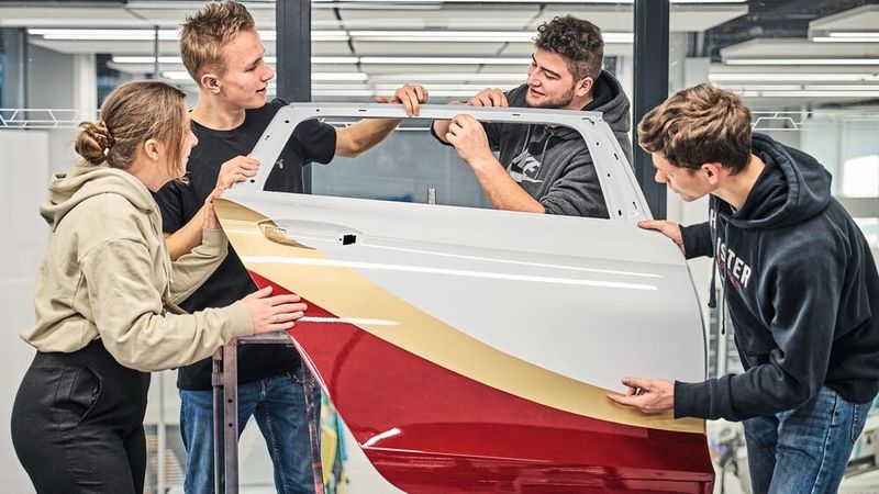 Die Kombination aus Weiß, Gold und Rot verleiht dem Fahrzeug ein unverwechselbares und majestätisches Aussehen. (Skoda Auto)