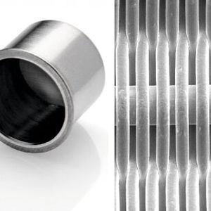 Abb. 2: Optisches Bild des von Braun et al. verwendeten Filtertiegels mit einer Höhe von 10 mm (links) und elektronenmikroskopische Abbildung des Filtermaterials mit dünnen Schussdrähten von 13 µm (rechts). (Bild:  Braun et al. [4])