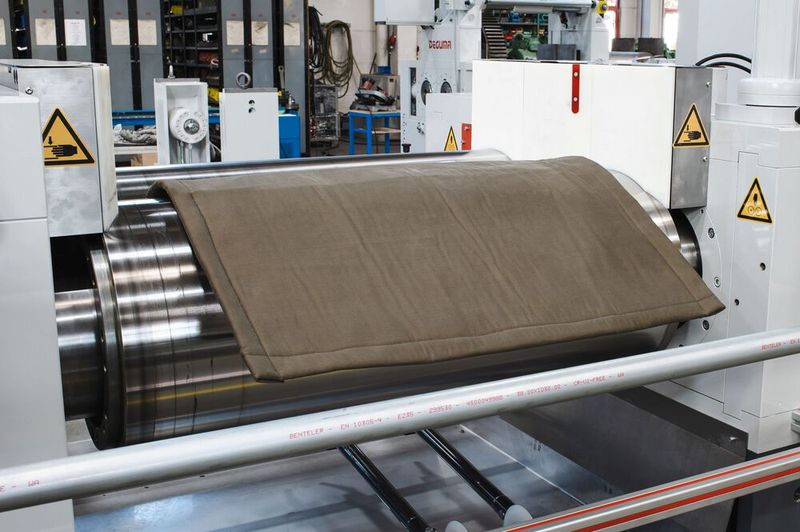 Als Kernstück der lebensrettenden Utensilien in der Deguma-Notfallbox wird vom Anbieter diese Isolierdecke genannt, die hohe Temperaturen über lange Zeit vom Körper eines Unfallopfers fernhalten kann. (Bild: Deguma / Bilderwerk Geisa)