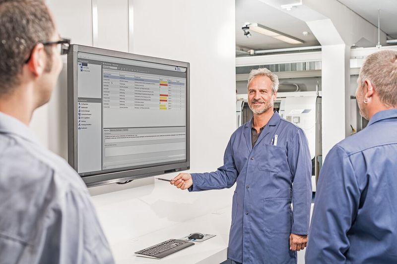 Der United Grinding Service Monitor weiss, wann im Betriebshandbuch empfohlene Instandhaltungsarbeiten fällig sind, und weist Sie zuverlässig und fristgerecht darauf hin. (Studer)