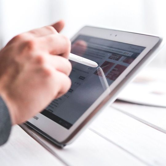 Die Bedienung per Touch erleichtert nicht nur den Alltag. Auch bei der Maschinensteuerung bietet sie Vorteile. In unserer Umfrage wollen wir weitere Details von Ihnen wissen.(Bild:  gemeinfrei /  Pixabay)