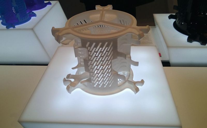 EOS hat auf der formnext 2017 mit der EOS P 500 sein neuestes Polymer-System vorgestellt. Kunden steht damit ein System zur Verfügung, das sich durch maximale Produktivität auszeichnet, bereit ist für eine weitere Automatisierung der Technologie und Kunststoffe bei Betriebstemperaturen von bis zu 300 °C verarbeiten kann.  (D.Quitter/konstruktionspraxis)