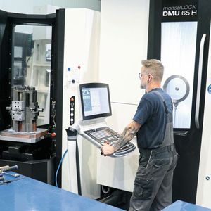 Eine Lohnfertigung verdient nur Geld, wenn die Spindel läuft und die Maschine Späne macht. Strunk sorgt mit seinem digitalen Werkzeugmanagement dafür, dass die hochwertigen Werkzeugmaschinen in kürzester Zeit gerüstet sind und prozesssicher zerspanen.(Bild:  Haimer)