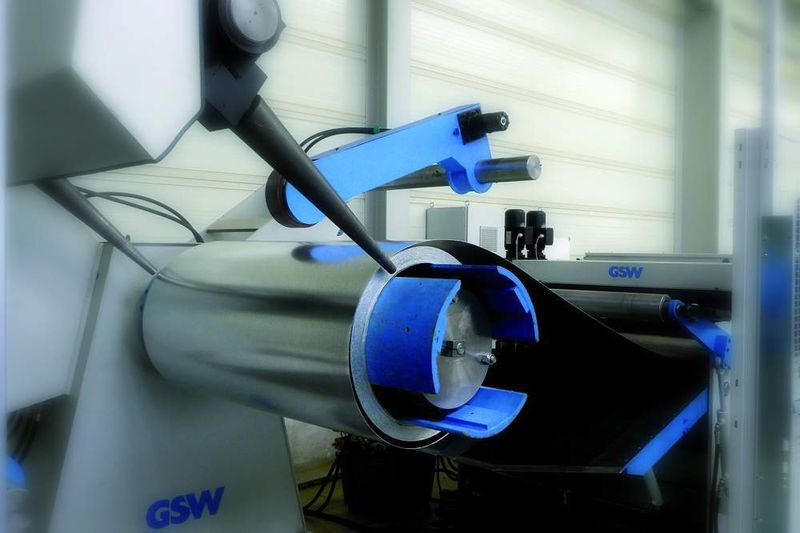 Haspel mit Übercoil-Schlaufenführung, hydraulischem Andrückarm und Bandmittenausrichtung (konische Führungselemente). (Archiv: Vogel Business Media)