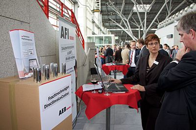 Die Zeit während der Pausen konnte man für die Software-Tour nutzen und sich 
die einzelnen AEB-Anwendungen erklären lassen. 
Bild: IX-Media/AEB (Archiv: Vogel Business Media)