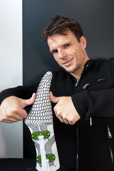 Schon 2013 hat die Techtextil intelligente Textilien zum Messen und Diagnostizieren gezeigt. Hier eine Socke zur Schuhanpassung für Diabetiker von Alphafit Textile Sensoric. (Messe Frankfurt Exhibition/Jean-Luc Valentin)