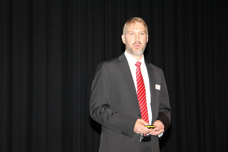 Jan Krückel, ABB Schweiz, erklärt die Bedeutung von Industrie 4.0. (Bild: Urs Heiz)