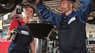 Berufsbekleidung erfüllt heute viele Aufgaben – auch solche im Sinne des Marketings und Teambuildings. (DBL)