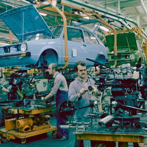 Einzig die Sitze übernahm der Golf in leicht geänderter Form von seinem Vorgänger, dem Käfer. Ansonsten war alles und jedes anders an dem neuen Wagen.(Bild:  Volkswagen AG)
