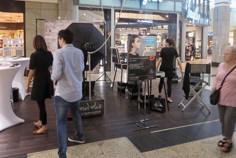 ... Kussmund auf eine Teilnehmerkarte pressen, ausfüllen und in einen Lostopf geben. Die Gewinnerin konnte sich über ein Probefahrt-Wochenende mit der neuen A-Klasse inklusive 300 Freikilometern freuen sowie über ein Kosmetik-Set im Wert von 250 Euro. Auf diese Weise wurde aus jedem Kuss ein Lead. (Simone Straka)