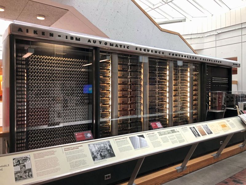 Der Mark I oder auch Aiken IBM Automatic Sequence Controlled Calculator. (Bild: Aiken-IBM Automatic Sequence Controlled Calculator / Capvideo / CC BY / Wikimedia Commons)
