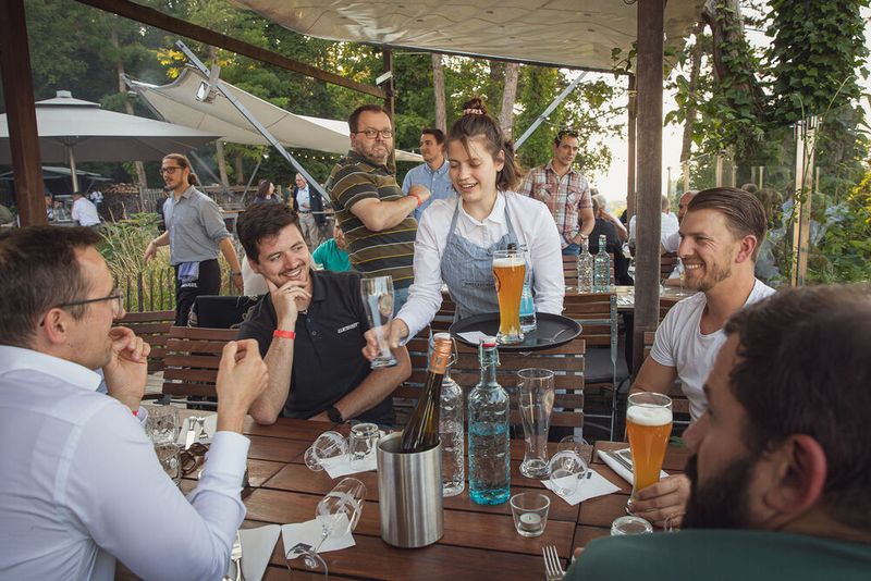 Anwenderkongress Steckverbinder 2023: Die Abendveranstaltung am Dienstag auf dem Nikolaushof mit Blick über Würzburg. (Bild: Stefan Bausewein)