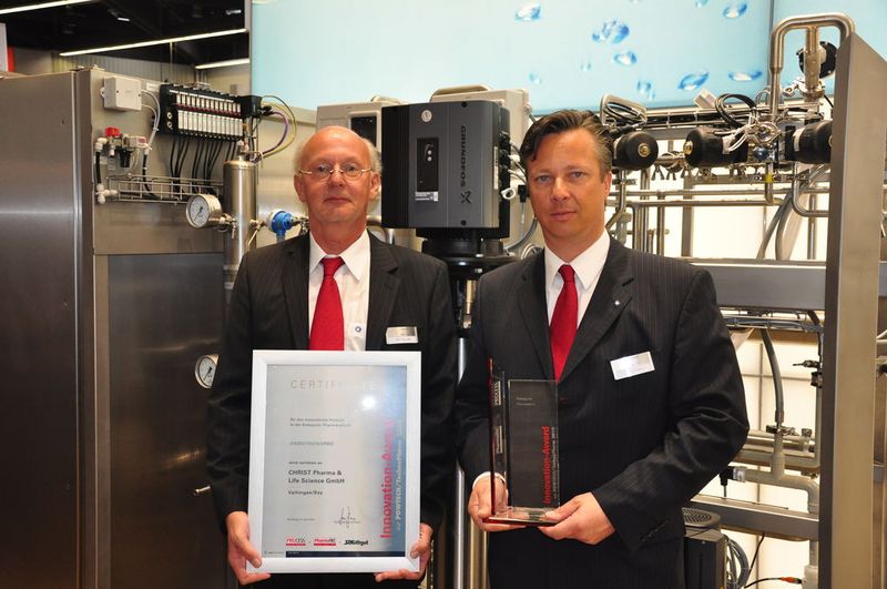 Christ Pharma & Life Science erhielt für Osmotron Pro den Innovation-Award in der Kategorie Pharmatechnik. Vertriebsleiter Dieter Schuster (links) und Vertriebsleiter Süd Manfred Seifert freuen sich über die Auszeichnung. (M.Henig/PROCESS) (Archiv: Vogel Business Media)